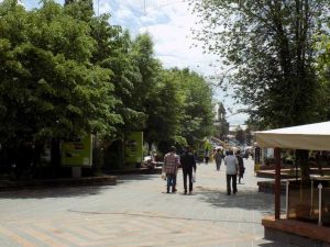 Улица Рыжкова - это в Гюмри как московский Арбат. Пешеходная улица с кафе и магазинами.