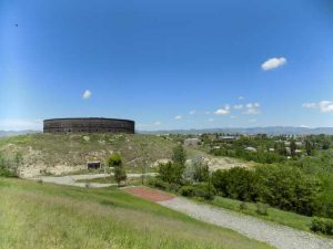 Вид на Черную крепость и Гюмри от подножия монумента "Мать Армения"