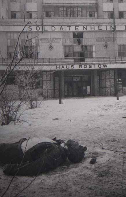 Труп фашиста перед гостиницей Ростов.