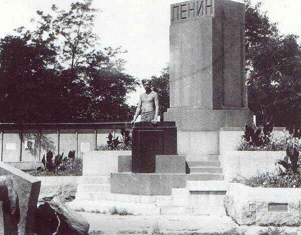 Гитлеровский солдат позирует у постамента Ленина у парка Горького