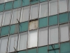 Выбиты стеклянные панели на здании на Ворошиловском и Пушкинской